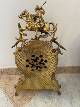 Reloj bronce estilo antiguo. Candelabros a juego