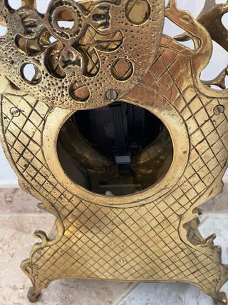 Reloj bronce estilo antiguo. Candelabros a juego