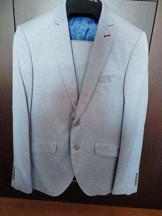 Traje gris  hombre