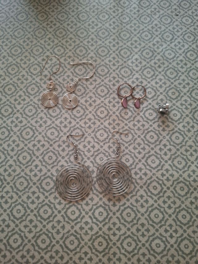 Pendientes (uno es de plata)