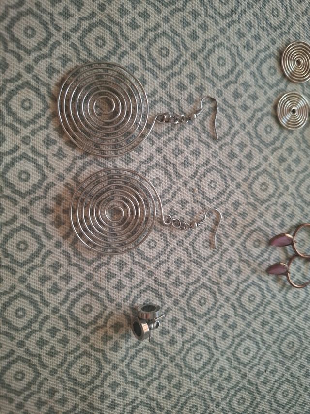 Pendientes (uno es de plata)