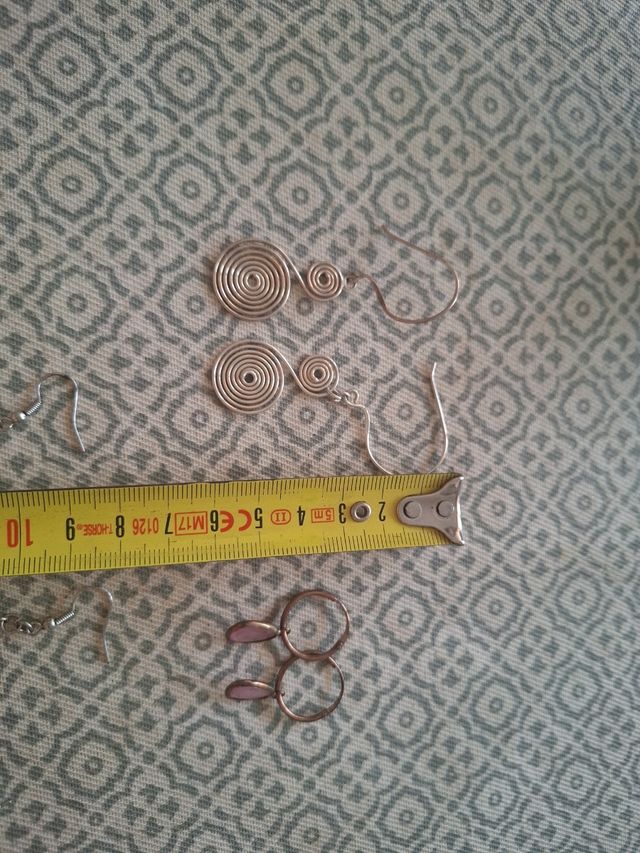 Pendientes (uno es de plata)