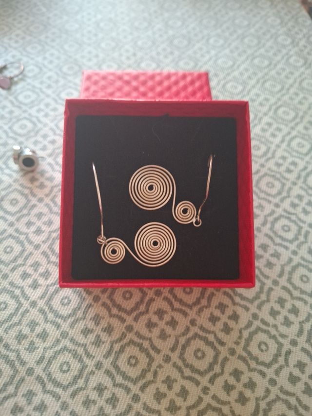 Pendientes (uno es de plata)