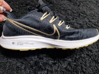 Zapatillas running Nike negras y doradas