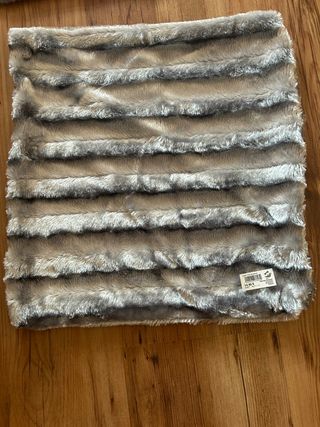 Cojínes y plaid terciopelo gris plata