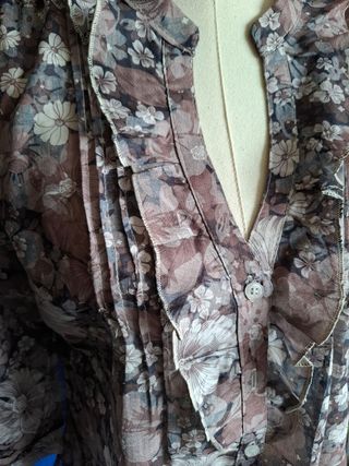 Blusa floral marrón y blanca