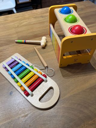 Xilófono y martillo Hape de madera