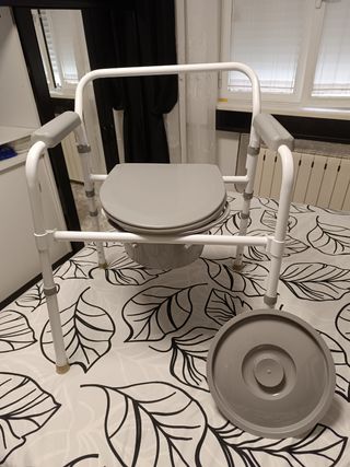 Silla WC plegable gris y blanca