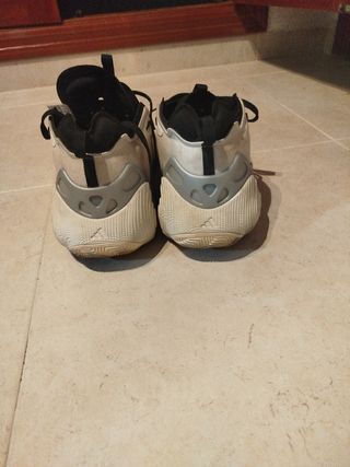 Zapatillas Adidas baloncesto - Blancas y Negras