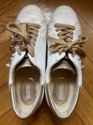 Zapatillas Michael Kors blancas y doradas