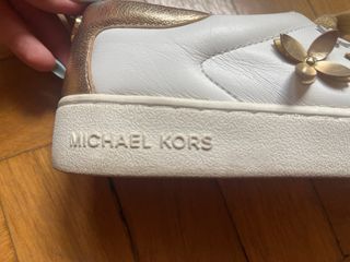 Zapatillas Michael Kors blancas y doradas