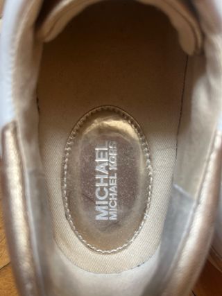 Zapatillas Michael Kors blancas y doradas
