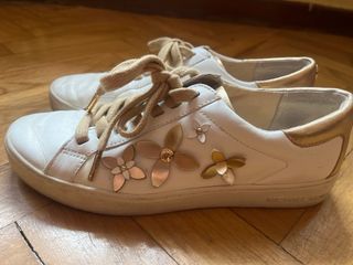 Zapatillas Michael Kors blancas y doradas