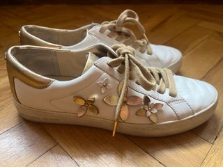 Zapatillas Michael Kors blancas y doradas
