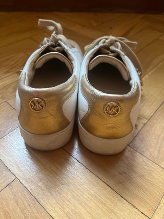 Zapatillas Michael Kors blancas y doradas