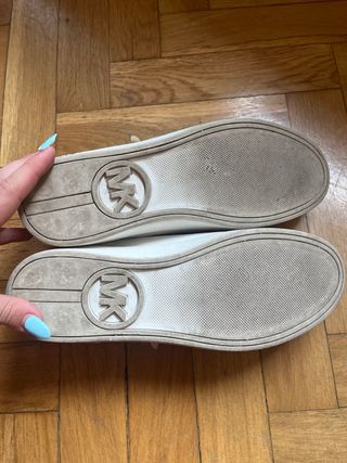 Zapatillas Michael Kors blancas y doradas