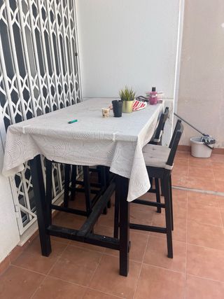 Mesa alta + 2 taburetes IKEA