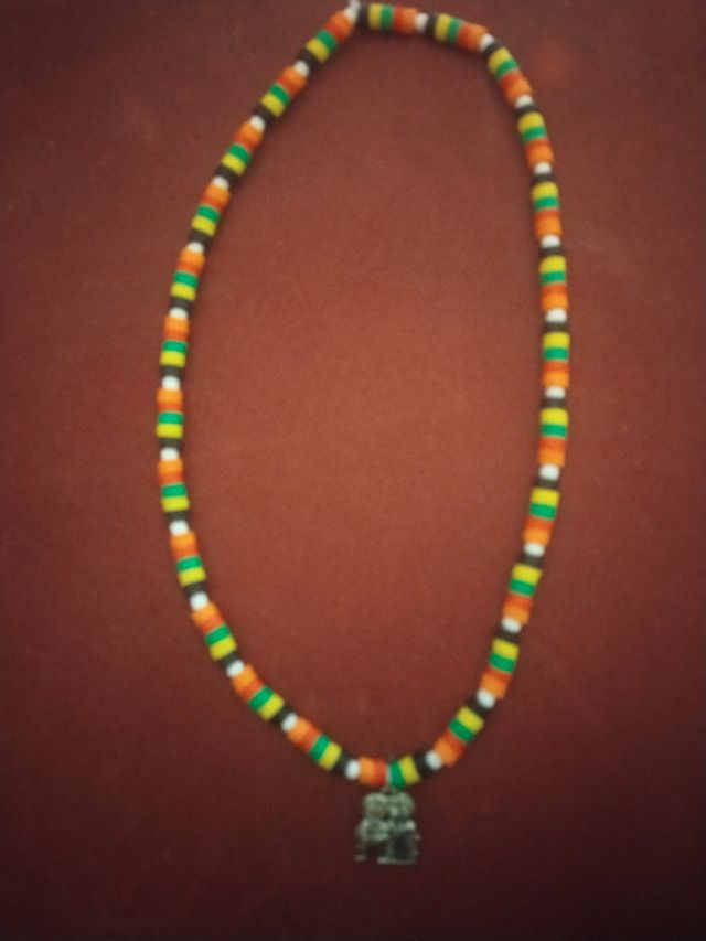 Collar multicolor con dije