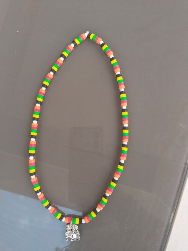 Collar multicolor con dije