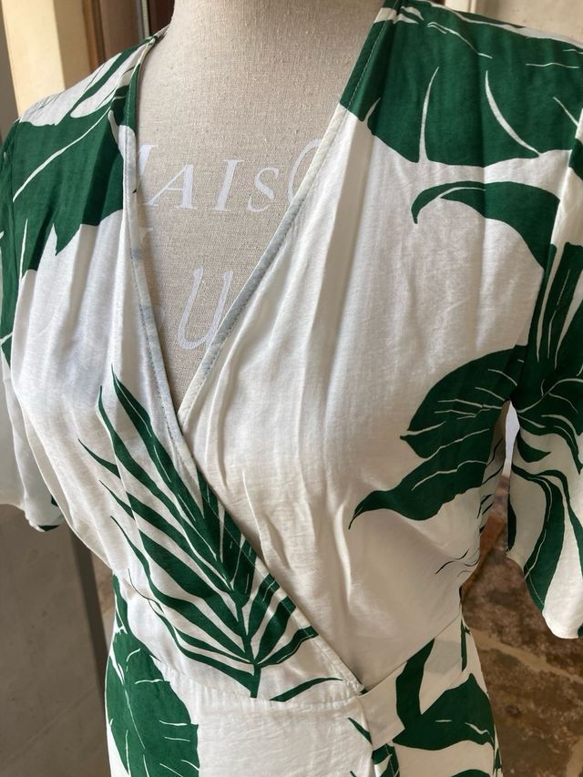 Vestido Zara blanco estampado hojas verdes