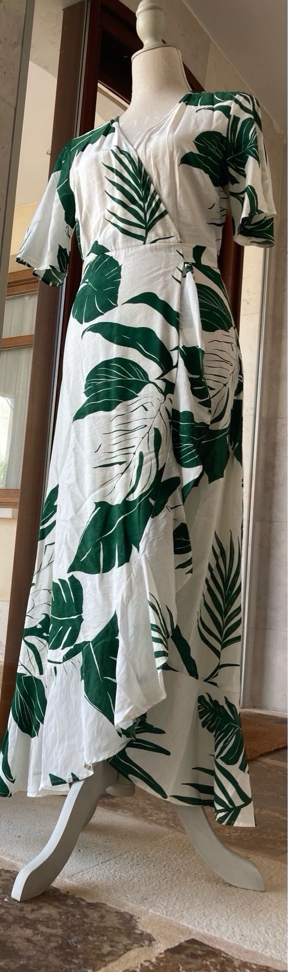 Vestido Zara blanco estampado hojas verdes