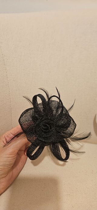 Adorno negro para pelo/ropa en eventos.