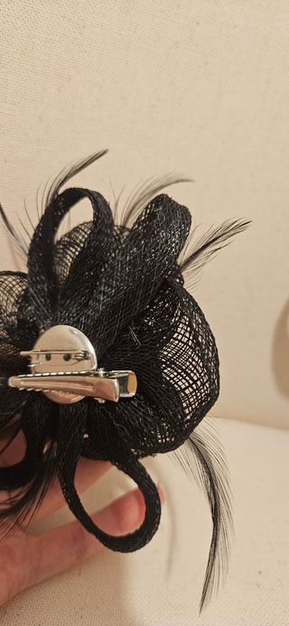 Adorno negro para pelo/ropa en eventos.