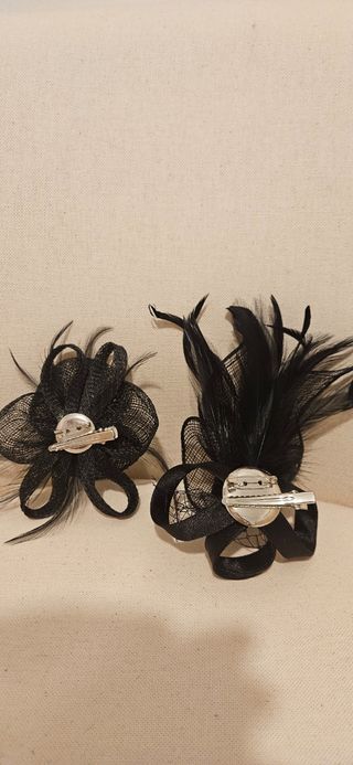 Adorno negro para pelo/ropa en eventos.