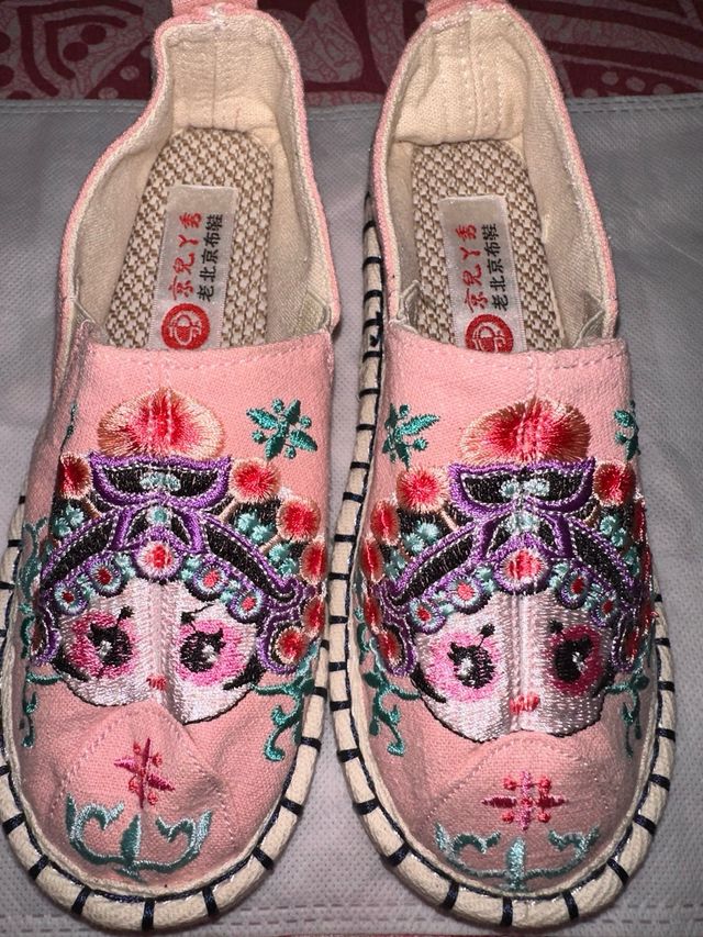 Zapatillas bordadas niña rosa talla 34