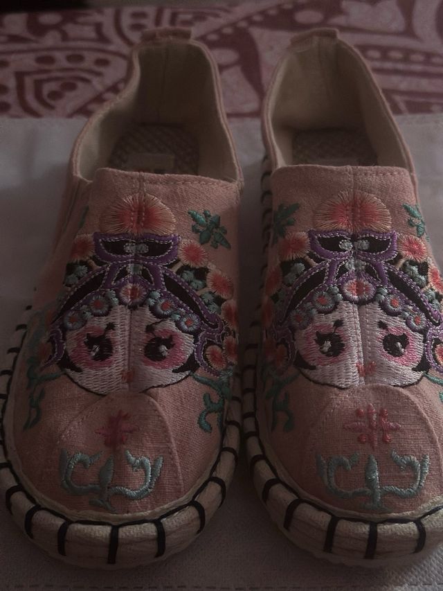 Zapatillas bordadas niña rosa talla 34
