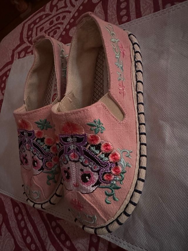 Zapatillas bordadas niña rosa talla 34