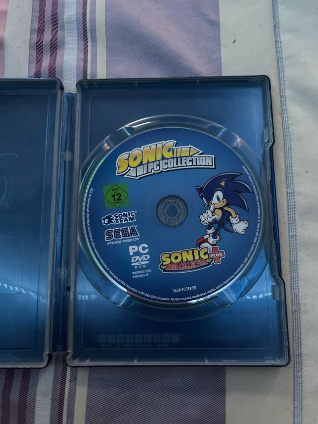 Caja metálica y juego Sonic The Hedgehog