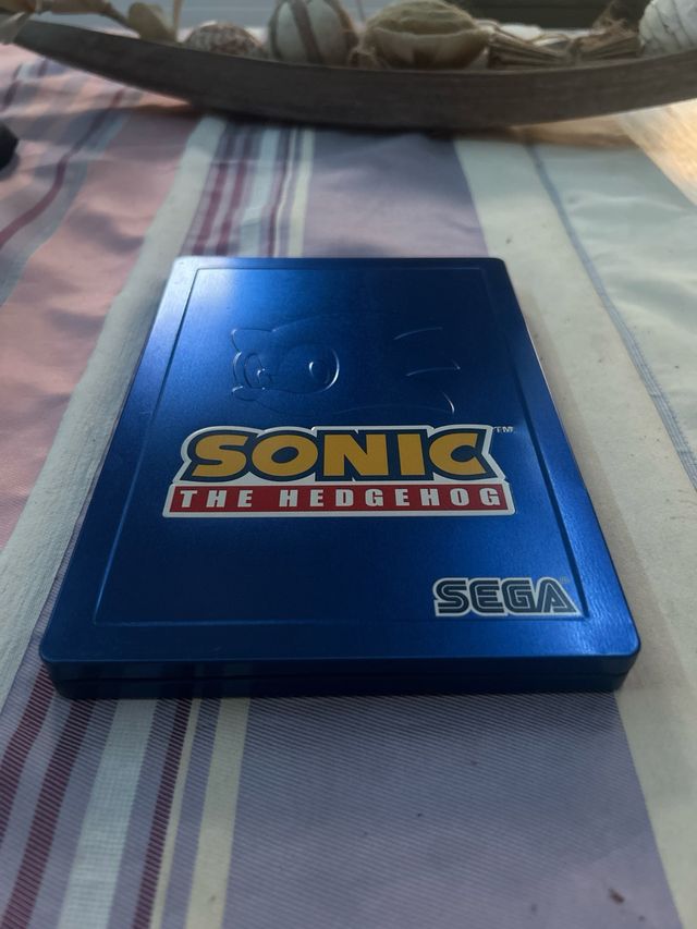 Caja metálica y juego Sonic The Hedgehog