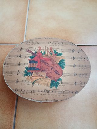 Caja de madera, con decoración musical.