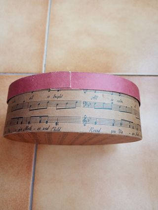 Caja de madera, con decoración musical.