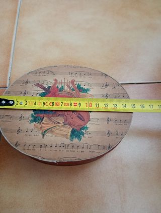 Caja de madera, con decoración musical.