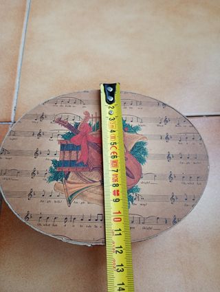 Caja de madera, con decoración musical.