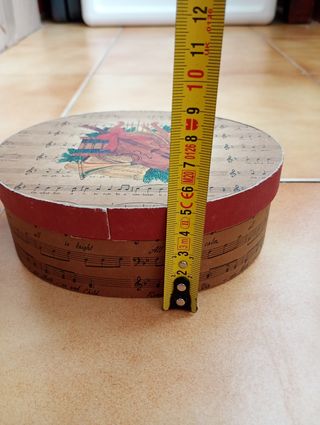 Caja de madera, con decoración musical.