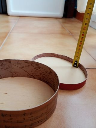 Caja de madera, con decoración musical.