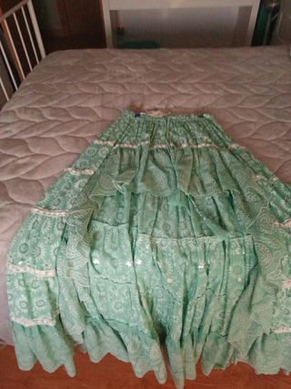 Falda larga verde con flores asimétrica