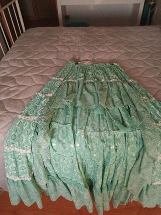 Falda larga verde con flores asimétrica