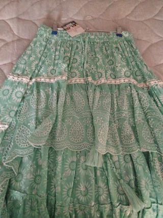 Falda larga verde con flores asimétrica
