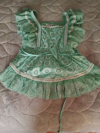 Falda larga verde con flores asimétrica