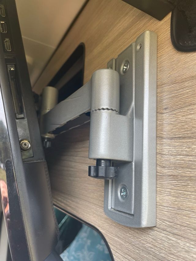 TV Samsung Smart 22" Camper. Soporte de regalo.