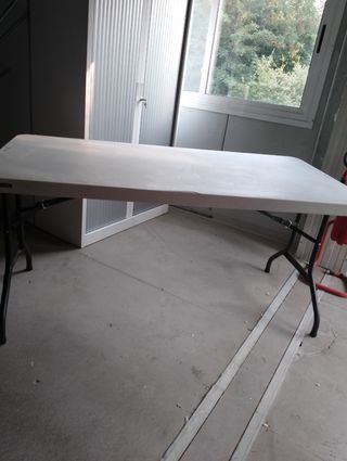 Tavolo bianco in plastica