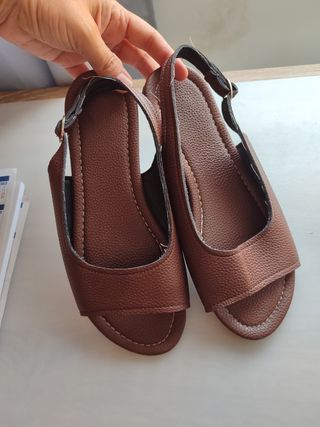 Sandalias planas marrones