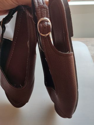 Sandalias planas marrones