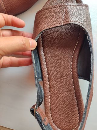 Sandalias planas marrones