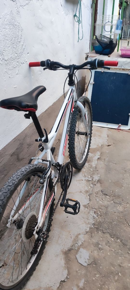 Bicicleta de montaña como nueva, de 24"