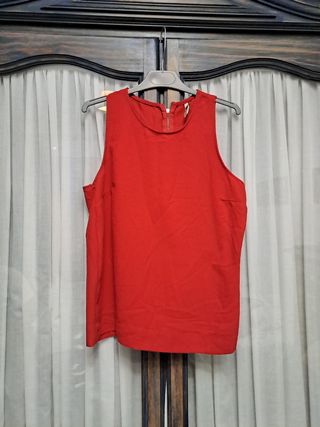 Blusa roja sin mangas